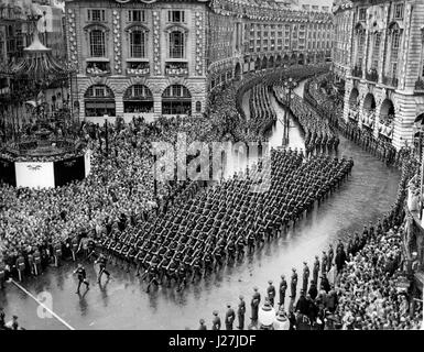 6. Juni 1953 - Krönung. Prozession Kreuze Piccadilly. Foto zeigt: Allgemeine anzeigen, wie die Prozession der Truppen Piccadilly Circus von Regent Street - während die Krönungsprozession durchquert. (Kredit-Bild: © Keystone Presseagentur/Keystone USA über ZUMAPRESS.com) Stockfoto