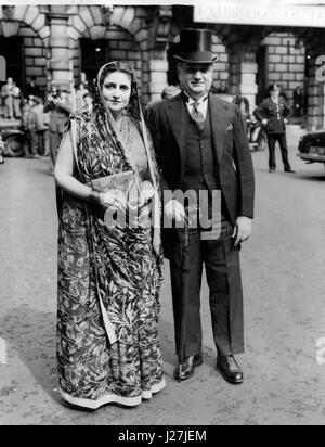 4. April 1955 - drücken Sie die Ansicht von der königlichen Akademie-Ausstellung, Marquise von Winchester: Foto zeigt die Marquise von Winchester und ihr Bruder kommen heute für die Presse-Ansicht von der königlichen Akademie-Ausstellung im Burlington House. (Kredit-Bild: © Keystone Presseagentur/Keystone USA über ZUMAPRESS.com) Stockfoto