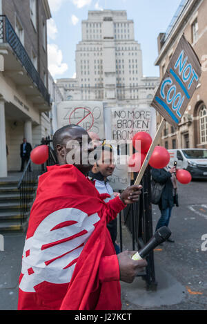 London, UK. 25. April 2017. Sicherheitsbeamten an der University of London Streikposten außen Senat-Haus am ersten Tag ihres 2-Tages-Streiks. Ihrem Arbeitgeber Cordant hat es versäumt, eine Vereinbarung mit der Universität zur Erhöhung ihres Gehalts im Einklang mit anderen Mitarbeitern der Universität zu Ehren, und sie haben um rund 25 % zurückgefallen. Ein Brief an die Manager und ein Treffen mit ihnen durch die Annullierung aller Feiertage erfüllt war, hat auch die bereits für die nächsten 2 Monate zugestimmt. Bildnachweis: ZUMA Press, Inc./Alamy Live-Nachrichten Stockfoto