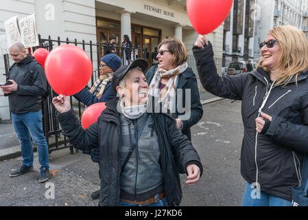 London, UK. 25. April 2017. Sicherheitsbeamten an der University of London Streikposten außen Senat-Haus am ersten Tag ihres 2-Tages-Streiks. Ihrem Arbeitgeber Cordant hat es versäumt, eine Vereinbarung mit der Universität zur Erhöhung ihres Gehalts im Einklang mit anderen Mitarbeitern der Universität zu Ehren, und sie haben um rund 25 % zurückgefallen. Ein Brief an die Manager und ein Treffen mit ihnen durch die Annullierung aller Feiertage erfüllt war, hat auch die bereits für die nächsten 2 Monate zugestimmt. Bildnachweis: ZUMA Press, Inc./Alamy Live-Nachrichten Stockfoto