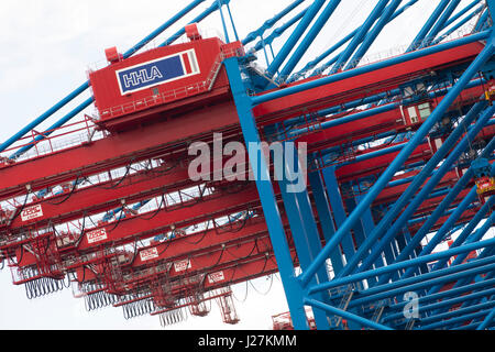 Portalkräne ersichtlich am Container terminal Burchardkai (CTB) in Hamburg, Deutschland, 25. April 2017. Foto: Christian Charisius/dpa Stockfoto