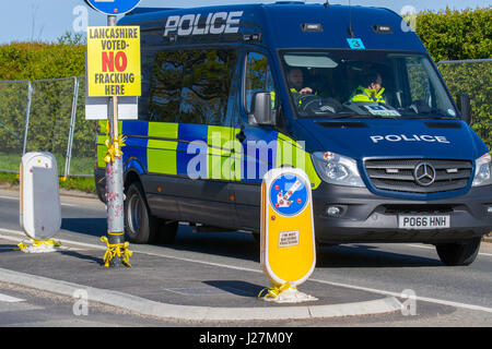 Westby-durch-Plumpton, Blackpool, UK. 26. April 2017. Fracking die Fylde. Neue Preston Road am Straßenrand Fracking Protest um Unterstützung für den Kampf gegen Fracking in Lancashire Gemeinschaften zu zeigen. Mehr als fünfzig Personen sind am Standort posiert mit Unterstützung von Ökostrom und die Kampagne für 1 Million Klima Jobs Banner erwartet. Cuadrilla Website in der Fylde ist durch tägliche Proteste getroffen worden, da die Arbeiten im Januar begannen, und Bewohner geschworen haben, weiterhin am Standort protestieren mit Bohrungen in den nächsten Monaten erwartet. Bildnachweis: MediaWorldImages/Alamy Live-Nachrichten Stockfoto