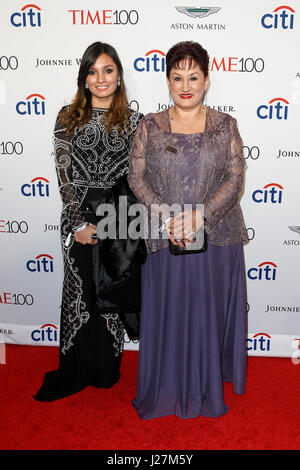 New York, USA. 25. April 2017. Sophia Lopez (L) und Thelma Aldana besuchen Sie die Time 100 Gala in Frederick P. Rose Hall am 25. April 2017 in New York City. Bildnachweis: Debby Wong/Alamy Live-Nachrichten Stockfoto