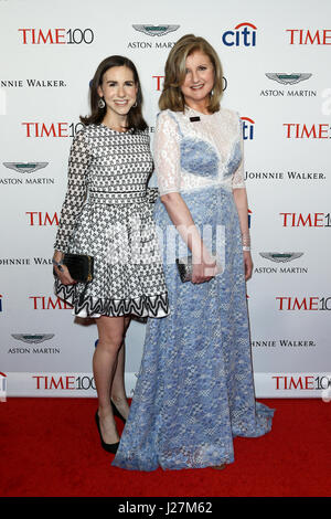 New York, USA. 25. April 2017. Callie Schweitzer (L) und Arianna Huffington besuchen Sie die Time 100 Gala in Frederick P. Rose Hall am 25. April 2017 in New York City. Bildnachweis: Debby Wong/Alamy Live-Nachrichten Stockfoto