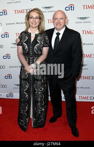 New York, USA. 25. April 2017. Gabrielle Giffords (L) und Mark Kelly besuchen Sie die Time 100 Gala in Frederick P. Rose Hall am 25. April 2017 in New York City. Bildnachweis: Debby Wong/Alamy Live-Nachrichten Stockfoto