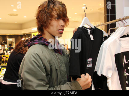 Tokio, Japan. 26. April 2017. Ren Nagabuchi, Japanisch rock Sänger und ein Sohn von Tsuyoshi Nagabuchi Lächeln als er das Isetan Kaufhaus zur Eröffnung des "Rock Time Line", neuer Event Department Store in Tokio auf Mittwoch, 26. April 2017 besucht. Das Isetan Kaufhaus eröffnet einen Pop-up Store von Verwandten waren für die nächste Generation Rock-Musiker. Kredite: Yoshio Tsunoda/AFLO/Alamy Live-Nachrichten Stockfoto