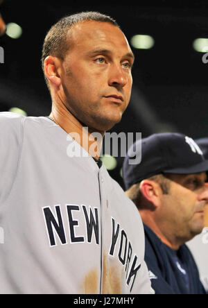 New York Yankees Shortstop Derek Jeter (2) Uhren sein Team Bat im neunten Inning gegen die Baltimore Orioles im Oriole Park at Camden Yards in Baltimore, MD am Mittwoch, 9. Juni 2010. Die Yankees gewannen das Spiel 4 - 2..Credit: Ron Sachs / CNP. (Einschränkung: keine New York oder New Jersey Zeitungen oder Zeitungen im Umkreis 75 Meilen von New York City) - NO-Draht-SERVICE - Foto: Ron Sachs/Consolidated News Fotos/Ron Sachs - CNP Stockfoto