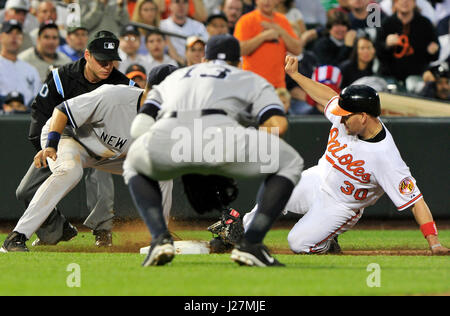 New York Yankees Shortstop Derek Jeter (2) versucht, Baltimore Oriole linker Feldspieler Luke Scott (30), im dritten Inning im Oriole Park at Camden Yards in Baltimore, MD am Mittwoch, 9. Juni 2010 markieren. Dritter Basisspieler Alex Rodriguez (13) blickt auf... Bildnachweis: Ron Sachs / CNP. (Einschränkung: keine New York oder New Jersey Zeitungen oder Zeitungen im Umkreis 75 Meilen von New York City) - NO-Draht-SERVICE - Foto: Ron Sachs/Consolidated News Fotos/Ron Sachs - CNP Stockfoto