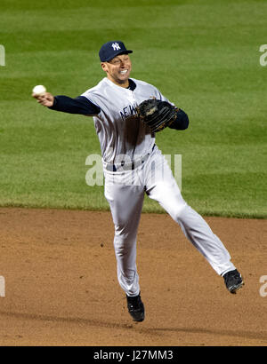 New York Yankees Shortstop Derek Jeter (2) wirft aus Baltimore Orioles Recht Fielder Nick Markakis (21) im siebten Inning gegen die im Oriole Park at Camden Yards in Baltimore, MD am Mittwoch, 11. April 2012. Die Yankees gewannen das Spiel 6 - 4..Credit: Ron Sachs / CNP. (Einschränkung: keine New York oder New Jersey Zeitungen oder Zeitungen im Umkreis 75 Meilen von New York City) - NO-Draht-SERVICE - Foto: Ron Sachs/Consolidated News Fotos/Ron Sachs - CNP Stockfoto