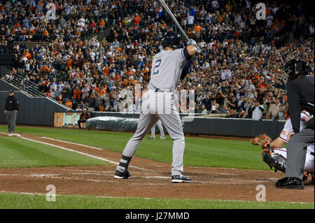 Fans jubeln als New York Yankees Shortstop Derek Jeter (2) Fledermäuse zum letzten Mal im achten Inning gegen die Baltimore Orioles im Oriole Park at Camden Yards in Baltimore, MD am Sonntag, 14. September 2014. Jeter verkündete seinen Ruhestand am Ende der Saison 2014, und dies ist seine letzte at bat in seinem letzten Spiel als aktiver Spieler im Oriole Park at Camden Yards. Die Orioles gewannen das Spiel 3: 2. Bildnachweis: Ron Sachs / CNP (Einschränkung: NO New York oder New Jersey Zeitungen oder Zeitschriften in einem Umkreis von 75 Meilen von New York City) - NO-Draht-SERVICE - Foto: Ron Sachs/Consolidated News Fotos/Ron Stockfoto