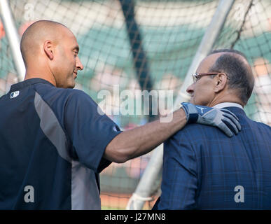 New York Yankees Shortstop Derek Jeter (2) und ehemaliger Yankee-Manager Joe Torre während Wimper Praxis vor dem Spiel gegen die Baltimore Orioles im Oriole Park at Camden Yards in Baltimore, MD am Mittwoch, 13. August 2014. Bildnachweis: Ron Sachs / CNP (Einschränkung: NO New York oder New Jersey Zeitungen oder Zeitschriften in einem Umkreis von 75 Meilen von New York City) - NO-Draht-SERVICE - Foto: Ron Sachs/Consolidated News Fotos/Ron Sachs - CNP Stockfoto