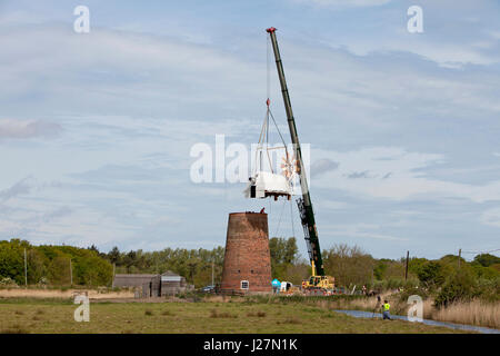 Norfolk Broads, UK. 16. Mai 2017. Ein Wahrzeichen auf den Norfolk Broads, Horsey Mühle Windpumpe bekommt seine Mütze wieder nach einem Jahr Restaurierungsarbeiten. Es ist zu hoffen, dass das Wahrzeichen, erbaut im Jahre 1912 zum Ersetzen einer beschädigten 19. Jahrhundert Mühle, später in diesem Sommer seine Segel wieder an seinen Platz haben wird. Bildnachweis: Adrian Buck/Alamy Live-Nachrichten Stockfoto