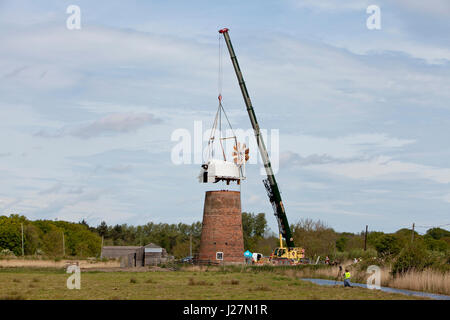 Norfolk Broads, UK. 16. Mai 2017. Ein Wahrzeichen auf den Norfolk Broads, Horsey Mühle Windpumpe bekommt seine Mütze wieder nach einem Jahr Restaurierungsarbeiten. Es ist zu hoffen, dass das Wahrzeichen, erbaut im Jahre 1912 zum Ersetzen einer beschädigten 19. Jahrhundert Mühle, später in diesem Sommer seine Segel wieder an seinen Platz haben wird. Bildnachweis: Adrian Buck/Alamy Live-Nachrichten Stockfoto