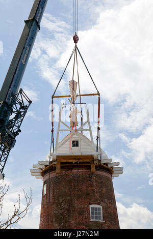 Norfolk Broads, UK. 16. Mai 2017. Ein Wahrzeichen auf den Norfolk Broads, Horsey Mühle Windpumpe bekommt seine Mütze wieder nach einem Jahr Restaurierungsarbeiten. Es ist zu hoffen, dass das Wahrzeichen, erbaut im Jahre 1912 zum Ersetzen einer beschädigten 19. Jahrhundert Mühle, später in diesem Sommer seine Segel wieder an seinen Platz haben wird. Bildnachweis: Adrian Buck/Alamy Live-Nachrichten Stockfoto