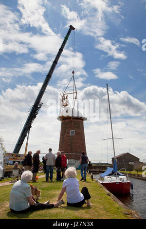 Norfolk Broads, UK. 16. Mai 2017. Ein Wahrzeichen auf den Norfolk Broads, Horsey Mühle Windpumpe bekommt seine Mütze wieder nach einem Jahr Restaurierungsarbeiten. Es ist zu hoffen, dass das Wahrzeichen, erbaut im Jahre 1912 zum Ersetzen einer beschädigten 19. Jahrhundert Mühle, später in diesem Sommer seine Segel wieder an seinen Platz haben wird. Bildnachweis: Adrian Buck/Alamy Live-Nachrichten Stockfoto