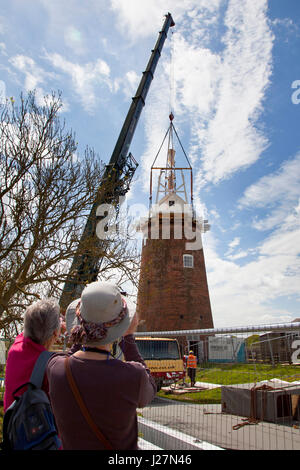 Norfolk Broads, UK. 16. Mai 2017. Ein Wahrzeichen auf den Norfolk Broads, Horsey Mühle Windpumpe bekommt seine Mütze wieder nach einem Jahr Restaurierungsarbeiten. Es ist zu hoffen, dass das Wahrzeichen, erbaut im Jahre 1912 zum Ersetzen einer beschädigten 19. Jahrhundert Mühle, später in diesem Sommer seine Segel wieder an seinen Platz haben wird. Bildnachweis: Adrian Buck/Alamy Live-Nachrichten Stockfoto