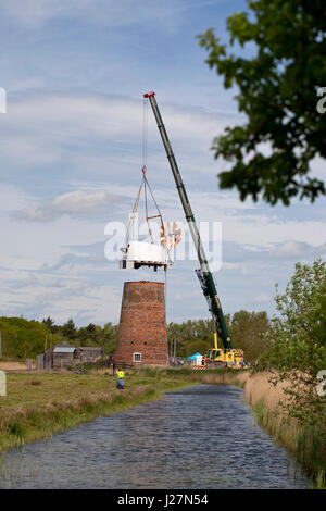 Norfolk Broads, UK. 16. Mai 2017. Ein Wahrzeichen auf den Norfolk Broads, Horsey Mühle Windpumpe bekommt seine Mütze wieder nach einem Jahr Restaurierungsarbeiten. Es ist zu hoffen, dass das Wahrzeichen, erbaut im Jahre 1912 zum Ersetzen einer beschädigten 19. Jahrhundert Mühle, später in diesem Sommer seine Segel wieder an seinen Platz haben wird. Bildnachweis: Adrian Buck/Alamy Live-Nachrichten Stockfoto