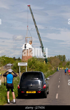 Norfolk Broads, UK. 16. Mai 2017. Ein Wahrzeichen auf den Norfolk Broads, Horsey Mühle Windpumpe bekommt seine Mütze wieder nach einem Jahr Restaurierungsarbeiten. Es ist zu hoffen, dass das Wahrzeichen, erbaut im Jahre 1912 zum Ersetzen einer beschädigten 19. Jahrhundert Mühle, später in diesem Sommer seine Segel wieder an seinen Platz haben wird. Bildnachweis: Adrian Buck/Alamy Live-Nachrichten Stockfoto