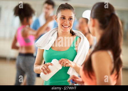 Zwei junge Mädchen Chat nach hartem Training im Fitness-Studio Stockfoto