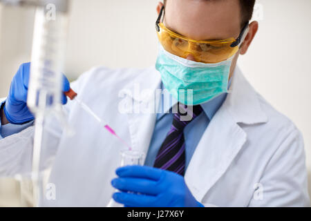 Wissenschaftler, die Durchführung Experiment in Chemie-Labor Stockfoto