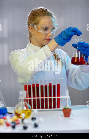 Junge Wissenschaftlerin arbeitet in modernen biologischen Labor Stockfoto