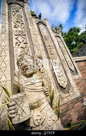 Skulpturen und Schnitzereien von Dämonen, Götter und balinesischen mythologischen Gottheiten in Ubud, Bali. Stockfoto