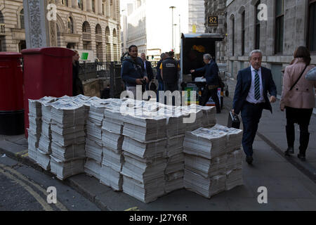 Evening Standard Gratiszeitungen in der City of London, England, Vereinigtes Königreich. Stockfoto