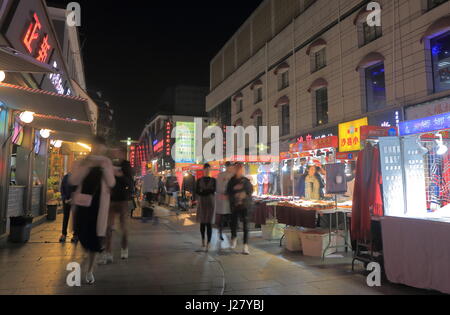 Menschen besuchen Wu Lin Street Nachtmarkt in Hangzhou China. Stockfoto