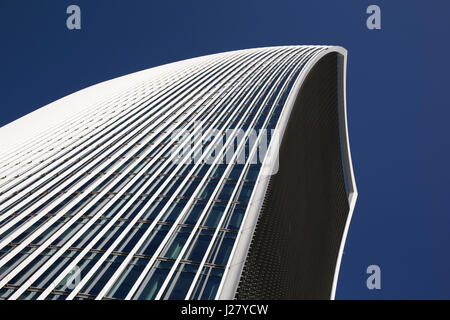 20 Fenchurch Street ist ein kommerzieller Wolkenkratzer in London, das seinen Namen von seiner Adresse auf Fenchurch Street im historischen Bankenviertel City of London. Es hat den Spitznamen The Walkie Talkie wegen seiner markanten Form. Im Frühjahr 2014 fertiggestellt wurde, und der obersten Himmel Garten wurde im Januar 2015 eröffnet. Das 34-geschossige Gebäude ist 160 m 525 ft hoch, so dass es das sechste-höchste Gebäude in der City of London und dem 12. höchste in London, England, Vereinigtes Königreich. Stockfoto