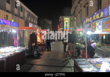 Menschen besuchen Wu Lin Street Nachtmarkt in Hangzhou China. Stockfoto