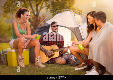 Gruppe von jungen Leuten Hipster auf camping-Ausflug, Positivität, genießen und entspannen Stockfoto