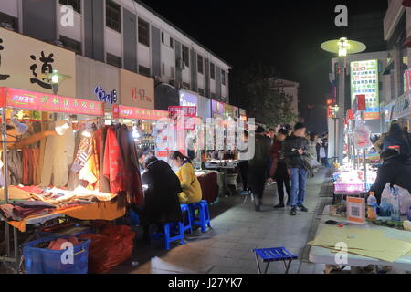 Menschen besuchen Wu Lin Street Nachtmarkt in Hangzhou China. Stockfoto