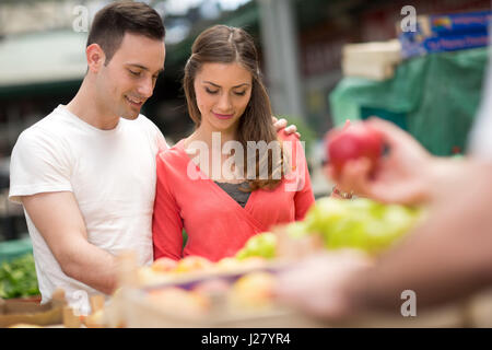 Paar Wahl gesunde Äpfel im Supermarkt Stockfoto