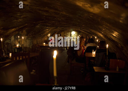 Innere des Kunden in Gordons Wine Bar in London, England, Vereinigtes Königreich. Gordons ist Londons älteste Weinbar, und in unterirdischen Räumen mit Sichtmauerwerk mit Kerzenlicht in Kellergewölben beleuchtet. Stockfoto