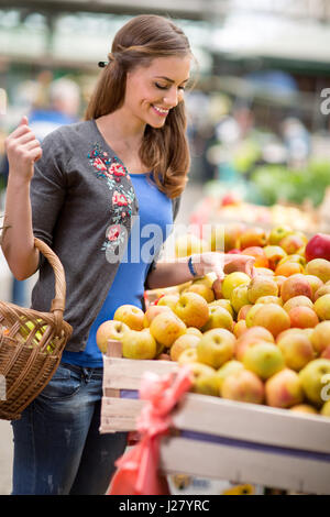 Eine Frau, die am Markt einkaufen Stockfoto