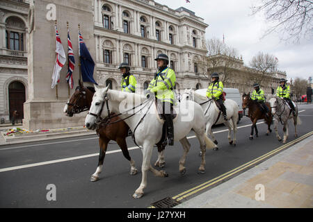 Montiert Polizei Pass der Kenotaph in Whitehall in London, England, Vereinigtes Königreich. Stockfoto