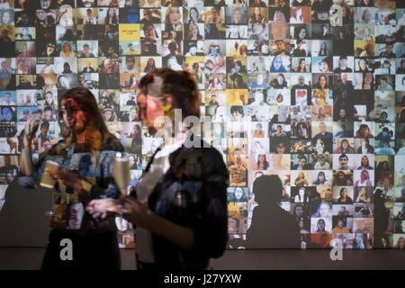 Von Selfie, Selbstdarstellung, die Eröffnung der Vernissage in der Saatchi Gallery am 30. März 2017 in London, England, Vereinigtes Königreich. Dies ist die weltweit erste Ausstellung Erforschung der Geschichte der Selfie von den alten Meistern bis zum heutigen Tag feiert das wirklich kreative Potential der eine Form des Ausdrucks oft verspottet, für seine Dummheit. Stockfoto