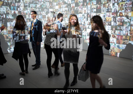 Von Selfie, Selbstdarstellung, die Eröffnung der Vernissage in der Saatchi Gallery am 30. März 2017 in London, England, Vereinigtes Königreich. Dies ist die weltweit erste Ausstellung Erforschung der Geschichte der Selfie von den alten Meistern bis zum heutigen Tag feiert das wirklich kreative Potential der eine Form des Ausdrucks oft verspottet, für seine Dummheit. Stockfoto