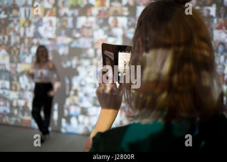 Von Selfie, Selbstdarstellung, die Eröffnung der Vernissage in der Saatchi Gallery am 30. März 2017 in London, England, Vereinigtes Königreich. Dies ist die weltweit erste Ausstellung Erforschung der Geschichte der Selfie von den alten Meistern bis zum heutigen Tag feiert das wirklich kreative Potential der eine Form des Ausdrucks oft verspottet, für seine Dummheit. Stockfoto