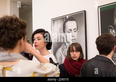 Von Selfie, Selbstdarstellung, die Eröffnung der Vernissage in der Saatchi Gallery am 30. März 2017 in London, England, Vereinigtes Königreich. Dies ist die weltweit erste Ausstellung Erforschung der Geschichte der Selfie von den alten Meistern bis zum heutigen Tag feiert das wirklich kreative Potential der eine Form des Ausdrucks oft verspottet, für seine Dummheit. Stockfoto