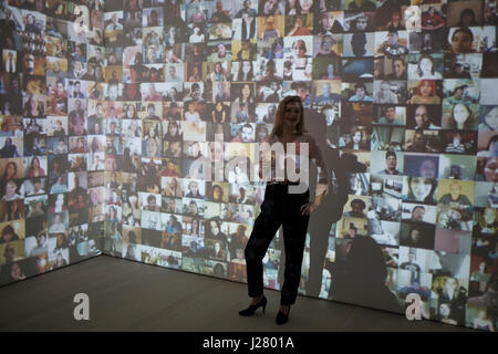 Von Selfie, Selbstdarstellung, die Eröffnung der Vernissage in der Saatchi Gallery am 30. März 2017 in London, England, Vereinigtes Königreich. Dies ist die weltweit erste Ausstellung Erforschung der Geschichte der Selfie von den alten Meistern bis zum heutigen Tag feiert das wirklich kreative Potential der eine Form des Ausdrucks oft verspottet, für seine Dummheit. Stockfoto