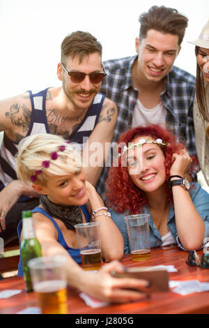 Gruppe junger Leute fotografieren Selfie im Urlaub in der Natur Stockfoto