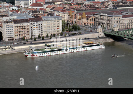 River cruise Boot ankern neben die Freiheitsbrücke (Szabadsag hid) an der Donau in Budapest, Ungarn. Stockfoto