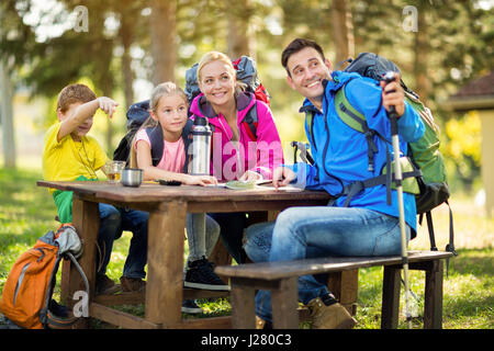 lächelnde Familie der Bergsteiger im Wald Stockfoto