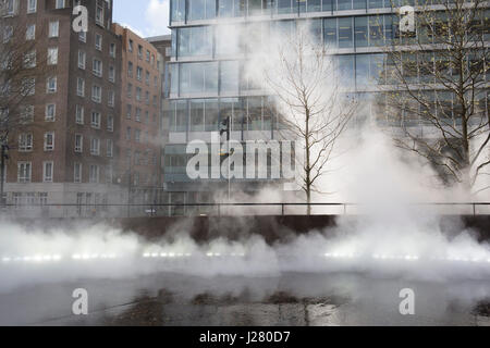 Japanische Künstler Fujiko Nakaya Wolke von Nebel, Nebel Skulptur außerhalb Tate Modern Schalter Haus im Rahmen eines neuen Programms live Ausstellung am 31. März 2017 in London, Vereinigtes Königreich. Fujiko Nakaya ist bekannt für ihre immersiven Skulpturen, hergestellt aus Wasserdampf, die interaktiv mit dem Kunstpublikum sind. Stockfoto