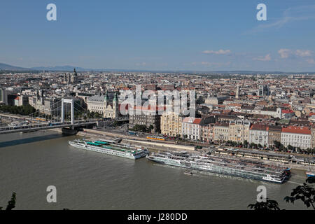 Flusskreuzfahrt Boote neben der Elisabeth-Brücke (Erzsebet versteckte) an der Donau in Budapest, Ungarn. Stockfoto