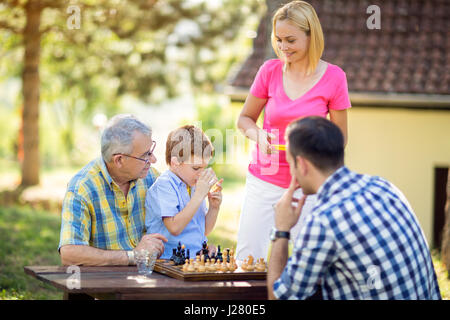 brechen Sie aus einer Partie Schach mit Familie im park Stockfoto