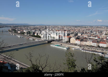 Blick über die Donau & Elisabethbrücke (Erzsebet versteckte) Richtung Pest in Budapest, Ungarn. Stockfoto