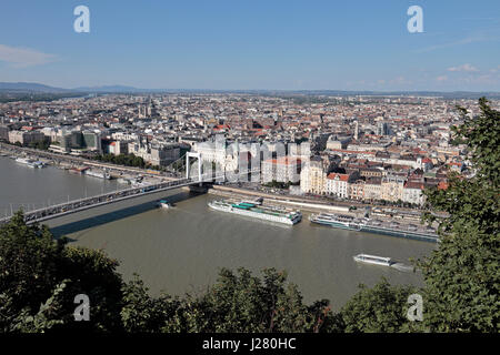 Blick über die Donau & Elisabethbrücke (Erzsebet versteckte) Richtung Pest in Budapest, Ungarn. Stockfoto