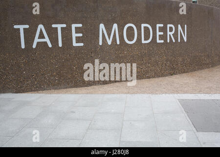 Zeichen außerhalb der Tate Modern Schalter Haus am 31. März 2017 in London, Vereinigtes Königreich. Tate Modern ist eine Galerie für moderne Kunst befindet sich in London. Es ist Britains Nationalgalerie der internationalen modernen Kunst und ist Bestandteil der Tate-Gruppe. Es basiert in der ehemaligen Bankside Power Station, im ufernahen Bereich des London Borough of Southwark. Der Neubau wurde am 17. Juni 2016 für die Öffentlichkeit. Stockfoto